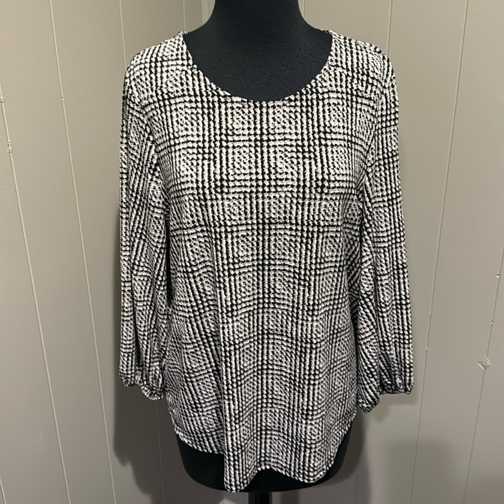 Adrianna Papell black/gray/white abstract houndstooth check stretch crepe top. L